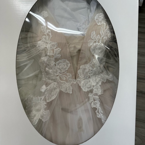 Pronovias Garner Wedding Dress with Blush underlay, lace and tulle wedding dress - Picture 7 of 7